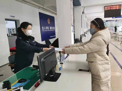 荆州出入境办证春节“不打烊”,多项便捷服务暖民心